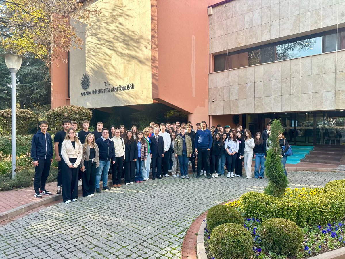 Balıkesir Bandırma'dan gelerek Ankara Üniversitesini [<a href="/AnkaraUni/">Ankara Üniversitesi</a>] yakından tanımak ve kampüslerini gezerek yerinde bilgi almak isteyen aday öğrencilerimizle bir araya geldik. 
Ankara Üniversitesinin vizyonu ve gelecek hedeflerini anlattığımız gençlerle hayallerini konuştuk.
