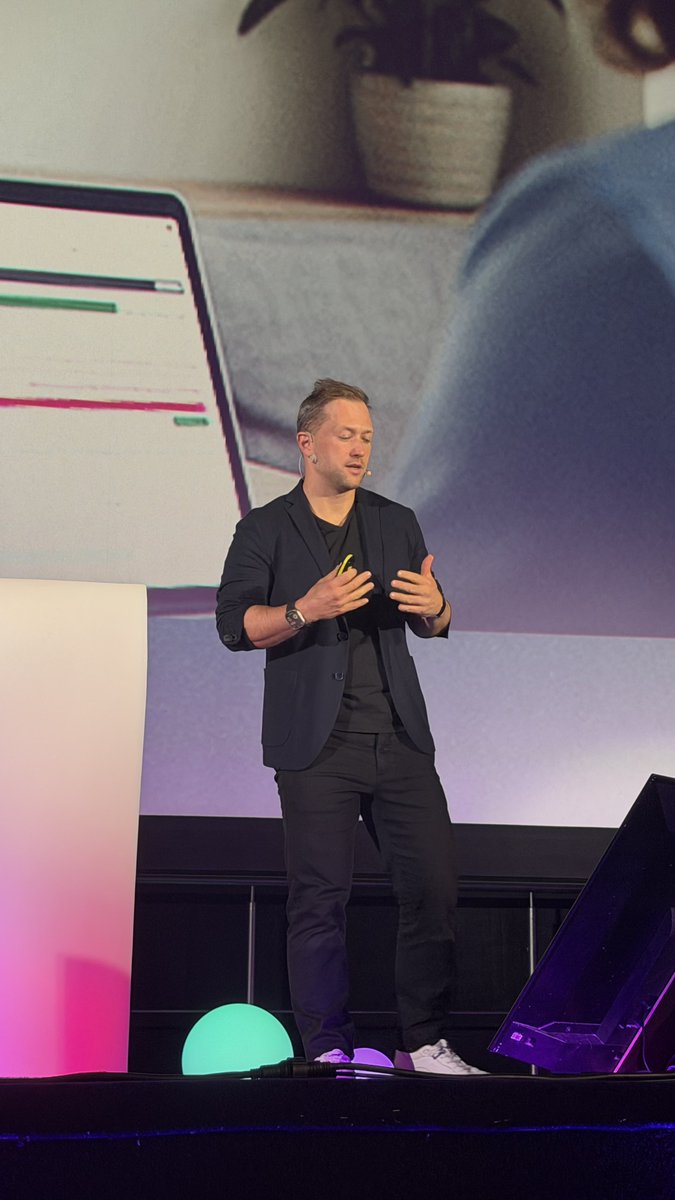 Kris Wojewodzic for the “AI for Good” session at AI Poland Conference! Excited to see how AI is being harnessed to create a positive social impact and solve real-world problems. #aiPolandConf