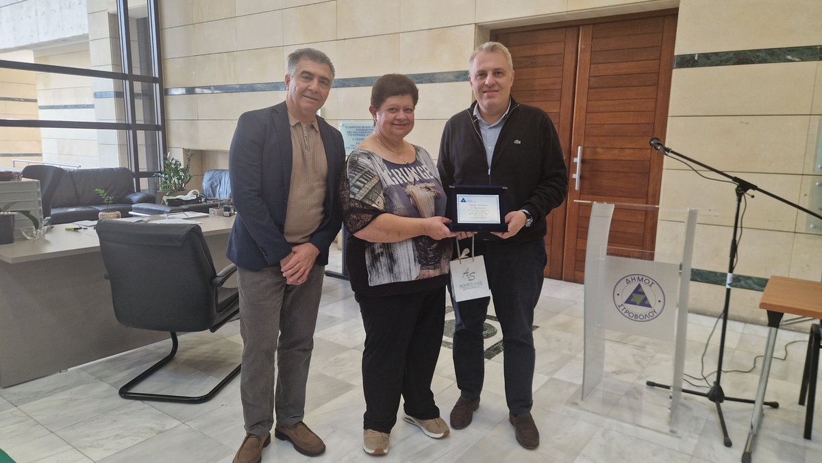🙏 Με ιδιαίτερη συγκίνηση ο Δήμος Στροβόλου αποχαιρετά τη Μαρία Προκοπίου, μία από τις παλαιότερες και πιο αφοσιωμένες υπαλλήλους του Δήμου.
🔷 Η Μαρία υπηρέτησε αρχικά στο Συμβούλιο Βελτιώσεως Στροβόλου, πριν ακόμη την ίδρυση του Δήμου, από το 1980, και συνέχισε με αδιάλειπτη