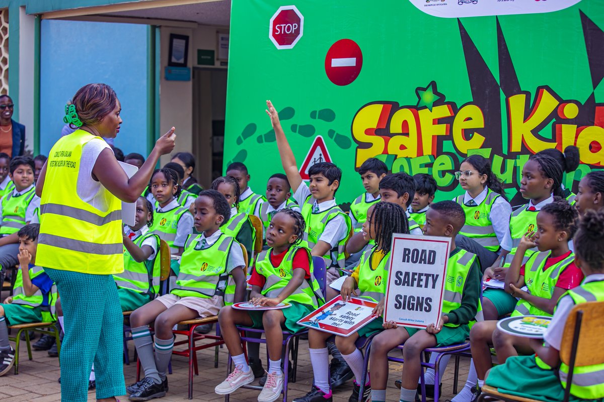 KCCAUG's tweet photo. #RoadSafety awareness is very key in reducing road crashes and saving lives. 
In partnership with @itmsug, @MoWT_Uganda and Traffic @PoliceUg, we have amplified our efforts by extending the Safe Kids Safe Future campaign to more schools in the City.

Today, we visited Aga Khan School where we had an interactive session with the pupils on road safety, the DOs and DONTs on the road, road signage, helmet and reflector usage and more.
#ForABetterCity