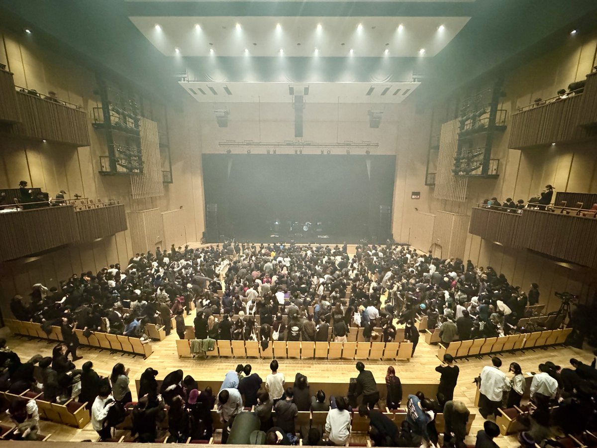 junaso's tweet image. 泣いた。The Novembersの20周年に相応しい美しいステージだった。ライブはもちろん、音も照明も演出も本当に素晴らしかった。小林くんの「またいい未来で会いましょう。」って言葉が心に真っ直ぐ響いてきた。いつもありがとう。心からリスペクトしてます。
#TheNovembers #SYNCHRONICITY26