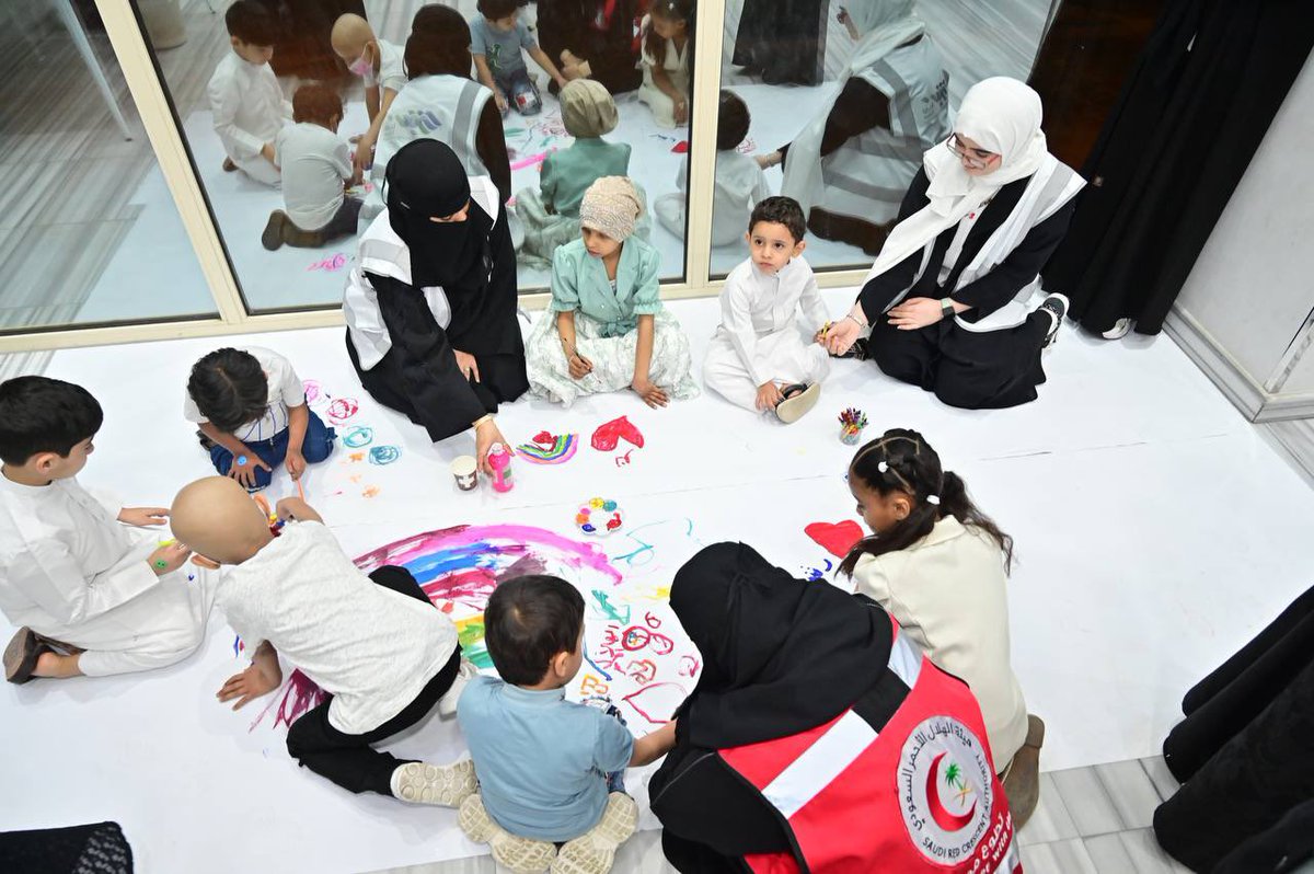 بمناسبة #اليوم_العالمي_للطفل، نحتفي بحق كل طفل في التعلّم واللعب والشعور بالأمان.

و لمتطوعي ومتطوعات الهلال الأحمر دور جميل مع الأطفال ، قدّموا لهم التوعية، وصنعوا مساحات آمنة، واستمعوا لقصصهم واحتضنوا مشاعرهم بابتسامة.

و نواصل عملنا لأن حماية الطفولة مسؤولية نصنع بها مستقبلاً