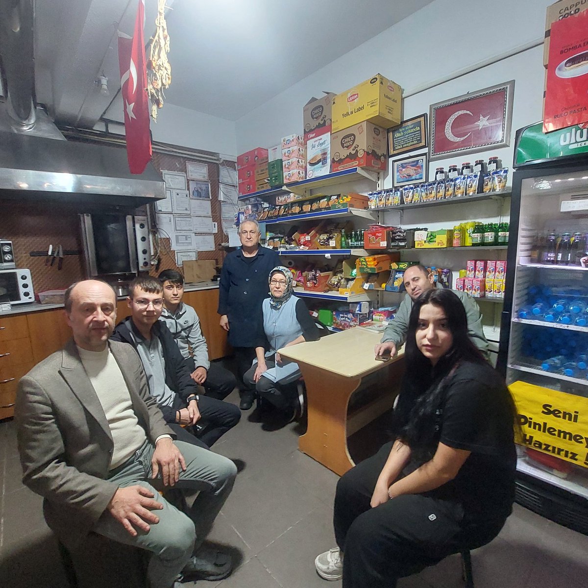 📌 TİTİZ Ekibinden Taziye Ziyareti

Okulumuz Tebrik, Taziye ve Ziyaret Ekibi (TİTİZ), geçtiğimiz hafta vefat eden Kantin İşletmecimiz Rüveyda Toy’un abisi Merhum İbrahim Çiçek için taziye ziyaretinde bulundu. Merhuma Allah'tan rahmet diliyoruz....