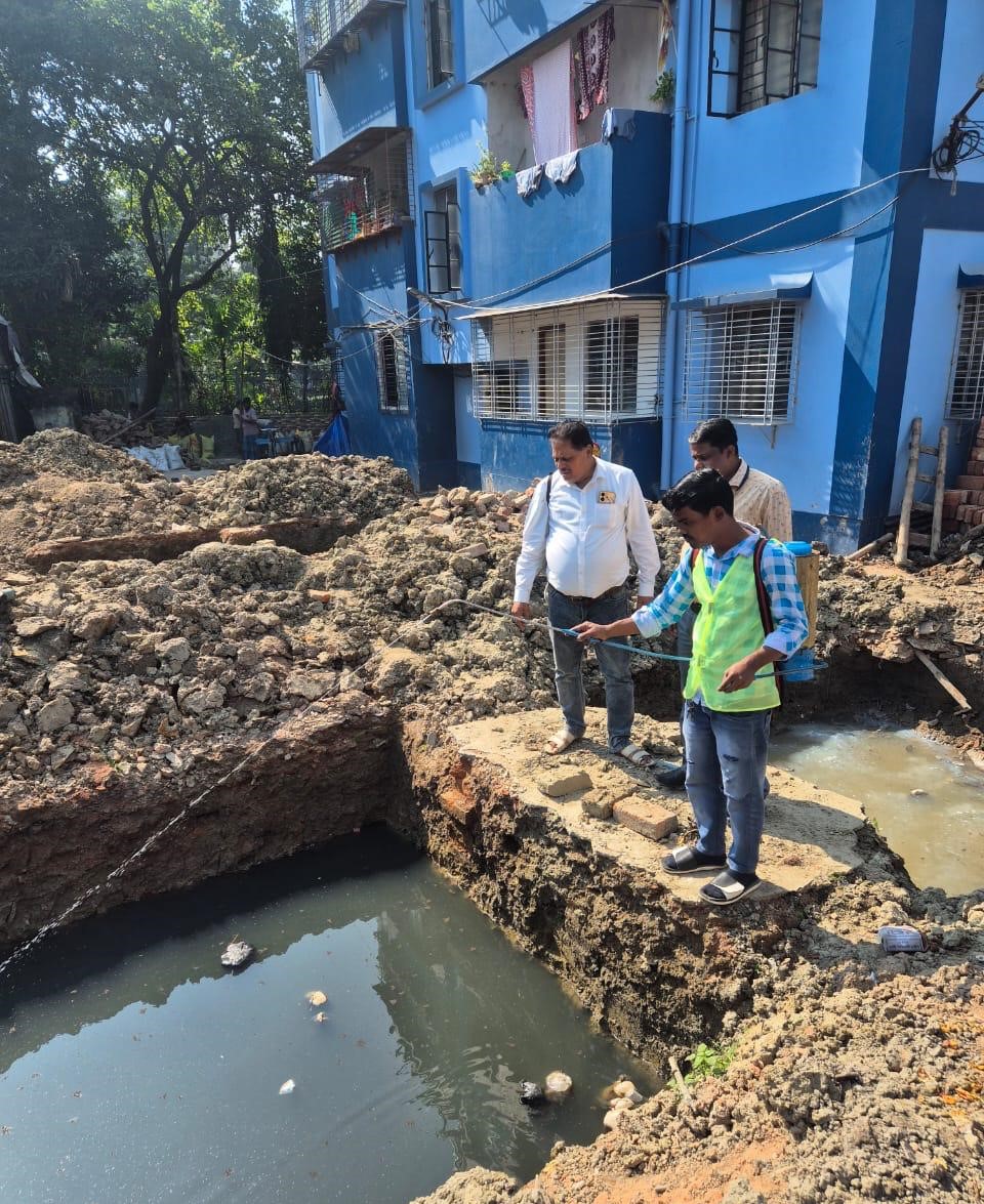 kmc_kolkata's tweet image. A few pictures of the frontline workers of the Vector Control Team on duty at Ward 82, Borough IX

#VectorControlByKMC #KMConDuty