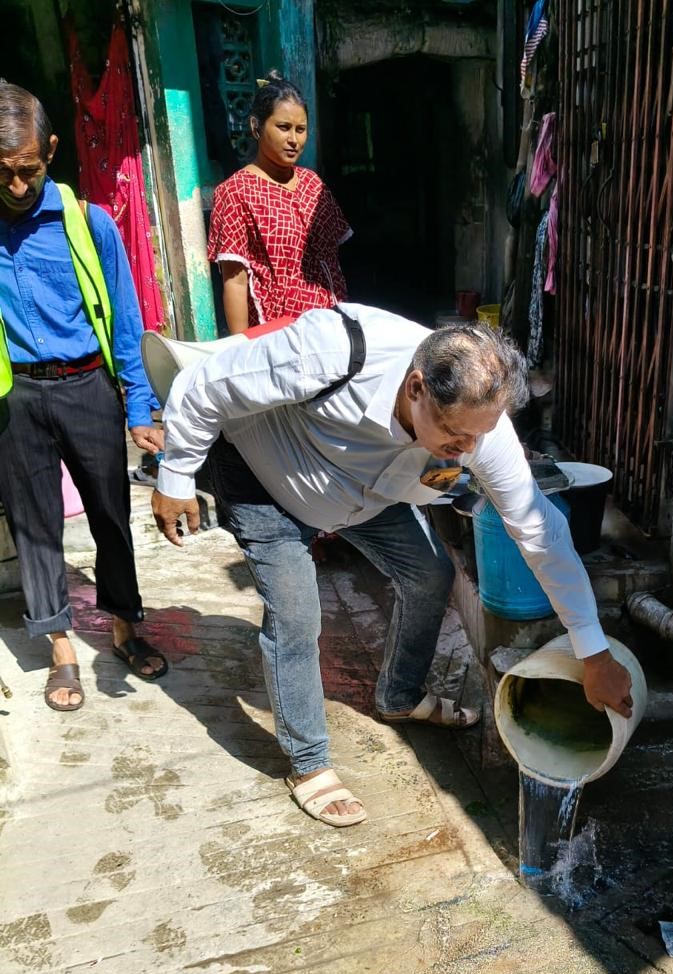 kmc_kolkata's tweet image. A few pictures of the frontline workers of the Vector Control Team on duty at Ward 82, Borough IX

#VectorControlByKMC #KMConDuty