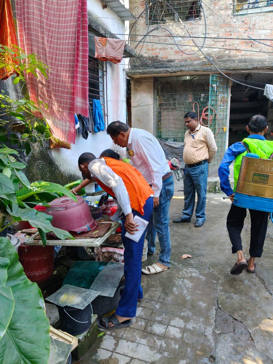 kmc_kolkata's tweet image. A few pictures of the frontline workers of the Vector Control Team on duty at Ward 82, Borough IX

#VectorControlByKMC #KMConDuty