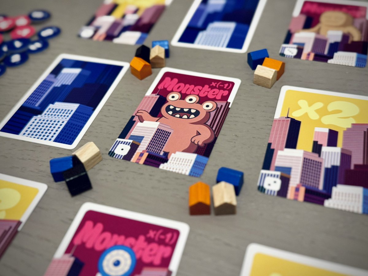 今週末はいよいよ #ゲームマーケット2025秋 ！
今回のゲムマでは、僕がデザインしたゲームが2作品でます！
オインクゲームズから「亜熱帯日本」、パンパスからは最新作「モンスター不動産」、が発売されます！🦕🥭
どちらのゲームもスリリングで盛り上がるゲームです！
ぜひ🙏