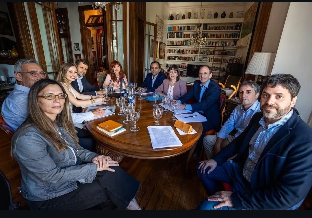 Que reunión estimas que indignó a los Medios del Poder? 🤔
Rabiosos pidieron más castigos y el Poder Judicial, al otro día actuó A PEDIDO? 🧐⚖️🫤
Foto 1: Genocidas recibiendo a diputados libertarios
Foto 2: Cristina recibiendo a economistas.
No es justicia...
Es persecución 🥴