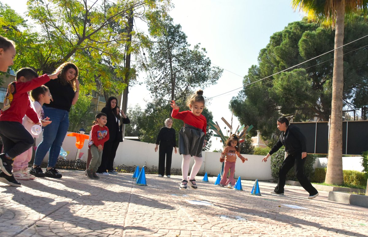20 Kasım Dünya Çocuk Hakları günü dolayısıyla Yakın Doğu Üniversitesi Okul Öncesi  Öğretmenliği Bölümü, Lefkoşa Türk Belediyesi’ne bağlı Elele Kreşi’nde hem öğretici hem de keyifli bir sosyal etkinlik düzenledi.
