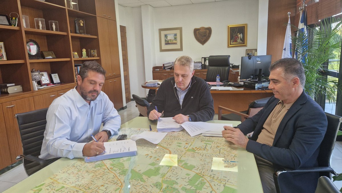 📝 Υπογράφηκε σήμερα η σύμβαση για την εκτέλεση οδικών έργων με την εταιρεία Iacovou Construction Ltd, η οποία κέρδισε τον σχετικό διαγωνισμό.

🛠 Προχωρούμε σε ουσιαστικές παρεμβάσεις που θα ενισχύσουν την οδική ασφάλεια και θα βελτιώσουν την καθημερινότητα των δημοτών.