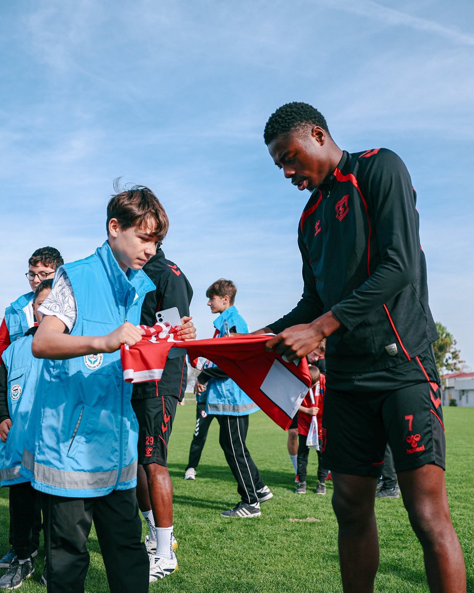 Bugün minik misafirlerimizle birlikte, Dünya Çocuk Hakları Günü’nün anlamını bir kez daha hissettik. ❤️🤍

Samsun Aile ve Sosyal Hizmetler İl Müdürlüğü Çocuk Hakları Komitesi’nden gelen çocuklarımız antrenmanı izledi, futbolcularımızla tanıştı ve unutulmaz anılar biriktirdi.

Her