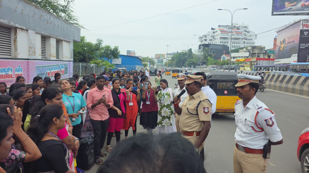 ChennaiTraffic's tweet image. 🚶‍♀️🚦 GCTP organised a Road Walk and Human Chain along with students of Annai Velankanni Women’s College from Toddhunter Junction to Little Mount, spreading awareness on road safety and the importance of wearing helmets.

#SafeRoads #GCTP #HelmetAwareness #RoadSafety