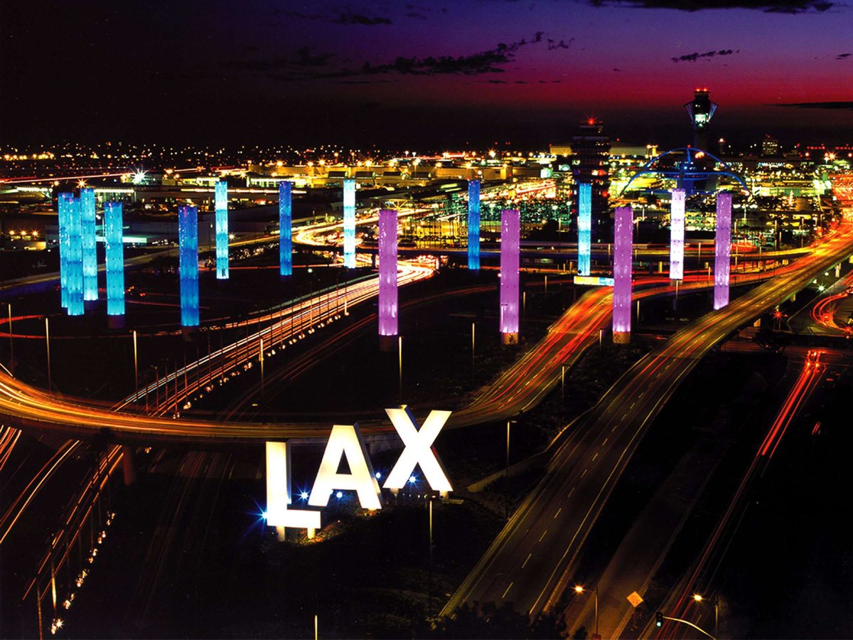 PopCrave's tweet image. Addison Rae was seen leaving LAX with a blindfold on.