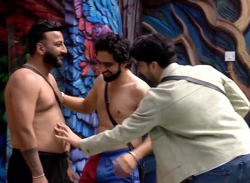 AkshUtopia's tweet photo. Armaan- Hello Shehbaz Badesha, brother from another mother. Welcome to boys gang.

Shehbaz's dad- Aap dono ki dosti Jai Veeru jaisi hai.

We will definitely see some jamming and chill session of AM &amp; SB after BB too.

PAPA PRIDE BAAZ IN BB19 https://t.co/QFAoYLlrU0