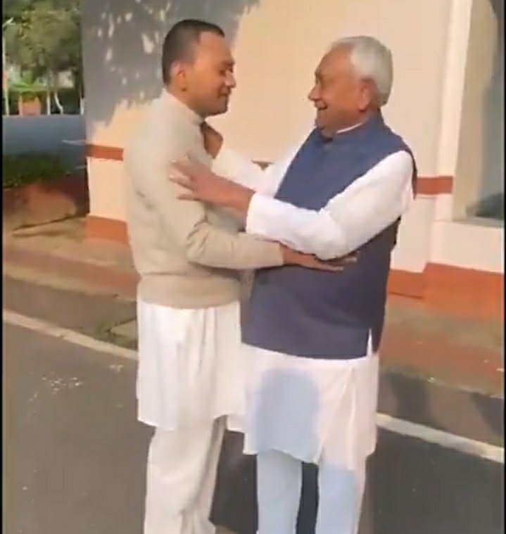 नीतीश कुमार गलत गठबंधन में हैं, लेकिन आदमी बहुत अच्छे हैं.

बेटा पैर छूना चाहता था, उन्होंने मना कर दिया.

प्रेम और सम्मान दिखाने के लिए पैर छूने की प्रथा बंद होनी चाहिए.