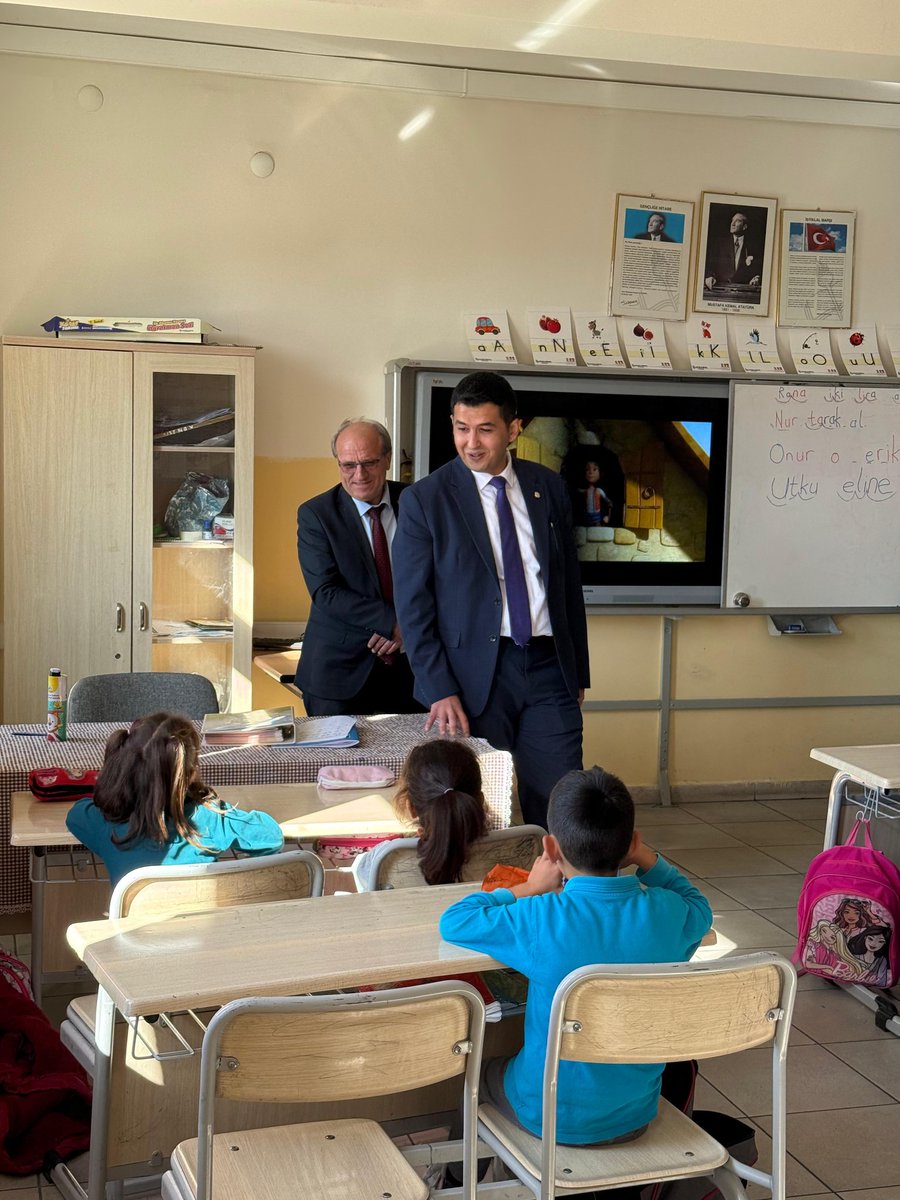 MemErmenek's tweet photo. 📌AŞAĞIÇLAR İLKOKULU/ORTAOKULU ZİYARETİ

Ermenek Kaymakamımız Sayın Uğur Muzaffer ÇAM(@ermenek_Kaymkml), İlçe Milli Eğitim Müdürümüz Mehmet ÇAĞLAYAN ile birlikte bugün Aşağıçağlar İlkokulu/Ortaokulu'nu ziyaret etti.

Öğrenci ve öğretmenlerle bir araya gelen Kaymakamımız, yönetici, öğretmen ve öğrencilerimizle görüştü.
Devam eden eğitim öğretim süreçlerinde başarı diledi. 

#ErmenekMEM #OkulZiyaretleri