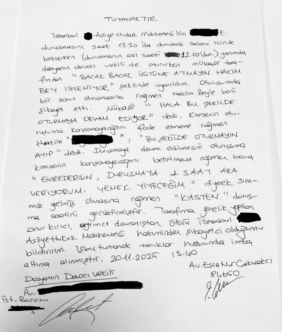 genc_savunma's tweet photo. HER ŞEY BİTTİ AVUKATIN OTURMA ŞEKLİ KALDI!

20 Kasım 2025 Perşembe, yani bugün meslektaşımız Av. Esra Nur Çakmakcı Çağlayan İstanbul Adalet Sarayı’nda, vaktinde alınmayan duruşmasını beklediği sırada, hiçbir şekilde kabul edilemeyecek bir muameleye maruz kalmıştır. Duruşma salonunda duruşmasını beklerken, mübaşirin ve mübaşin hemen ardından hakimin, avukatın oturuş şekline yönelik uyarılarda bulunması; üstelik bu durumun tutanak altına alınmasına rağmen duruşmanın “kasten” bekletilmesi, açık bir mesleki saygı ihlali ve yargısal keyfilik örneğidir.

Avukat, yargının kurucu unsurlarından biridir ve mahkeme salonunda kimsenin memuru değildir. Meslektaşımız tarafından olay tutanak altına alınmış olup, ilgili hakim ve mübaşir hakkında gerekli idari ve adli mercilere şikayetler gerçekleştirilmiştir.

Genç Savunma olarak, avukatlık mesleğinin onuru ve meslektaşlarımızın yargı mercileri önünde uğradığı her türlü saygısızlık ve keyfi muamele karşısında durmaya devam edeceğimizi meslektaşlarımıza bildiririz.

Sürecin tüm aşamalarını yakından takip edecek, meslektaşımızın yanında olacağız.