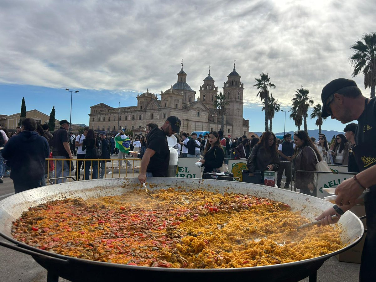 UCAM's tweet photo. 👋🏻 #HolaUCAM #HelloUCAM
📸 ¡Llegó el momento de disfrutar de la tradicional UCAM Paella! https://t.co/xPN1czLxs2