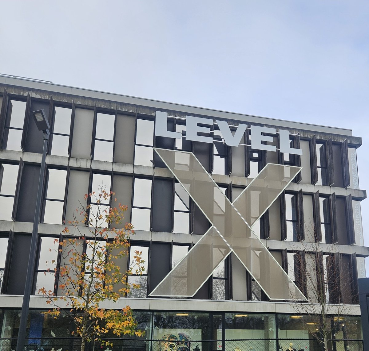 El colegio donde  mi hija es profesora  de FP en peluquería  estética ..
Hoy de modelo para sus alumnas en el  examen de tinte...