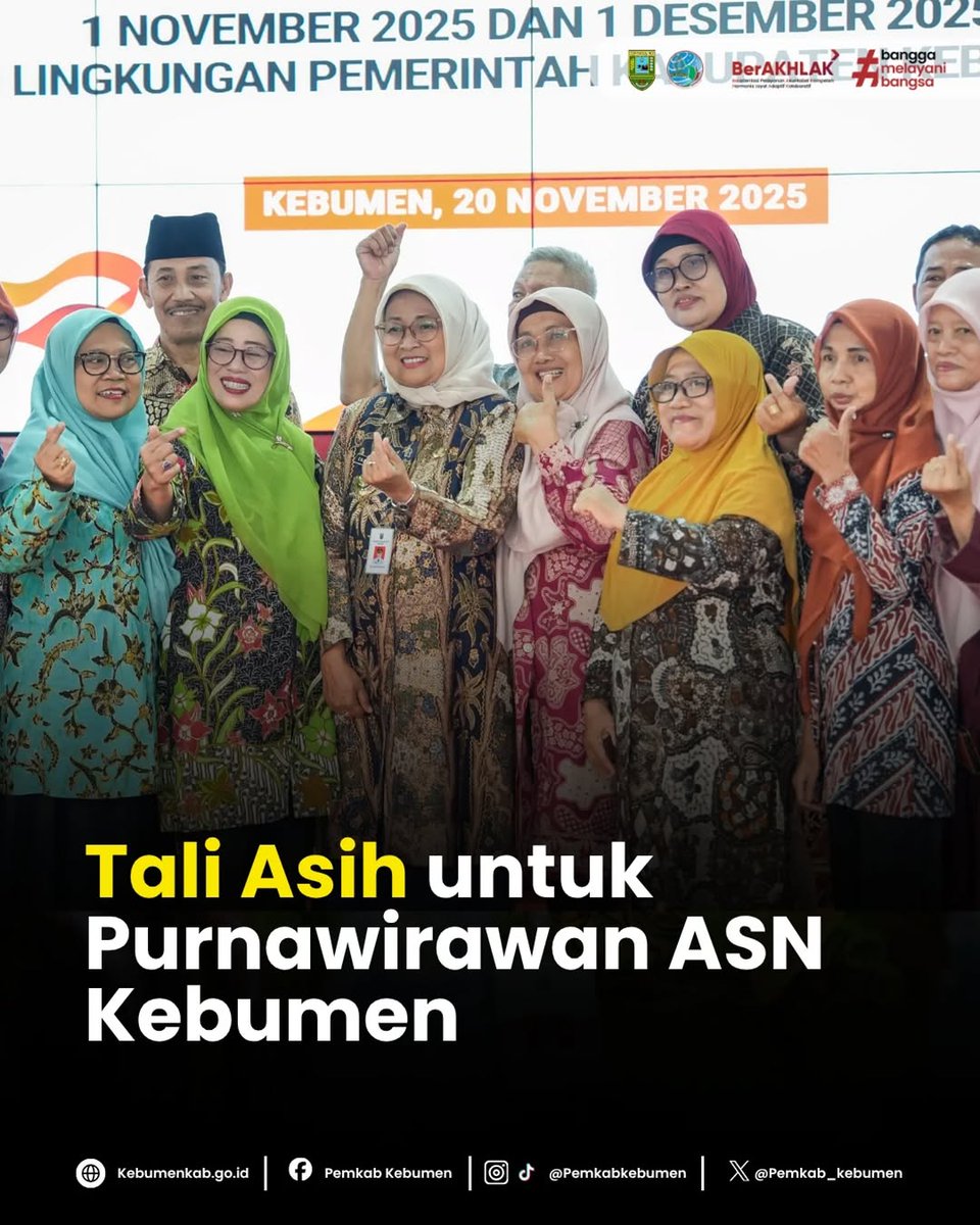 pemkab_kebumen's tweet photo. Pemkab Kebumen menyerahkan tali asih kepada 116 PNS yang memasuki masa purna tugas TMT Oktober–Desember 2025, dalam acara yang digelar di Pendopo Kabumian, Kamis (20/11/2025).  #purnatugas #purnatugasasn #taliasih #bupatikebumen https://t.co/pSJxk9QvdL