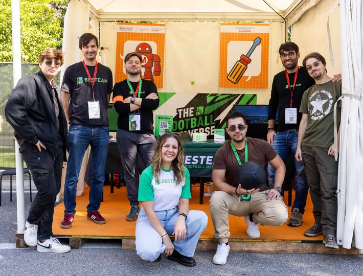 MakerFaireRome's tweet image. ⚽ Con Besteam il calcio entra nel #metaverso!
#Besteam è il metaverso calcistico su blockchain Polygon che unisce passione e tecnologia.
Un ecosistema NFT con token dedicato, pensato per un’esperienza di gioco immersiva e decentralizzata. Qui la sfida è 11 contro 11: ogni utente
