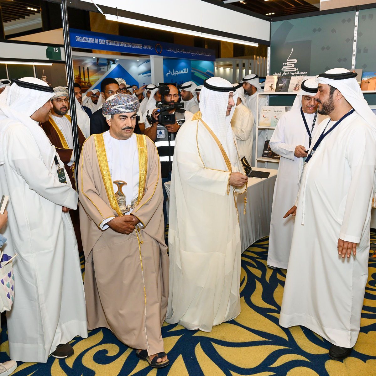 جانب من زيارة معالي وزير الإعلام والثقافة ووزير الدولة لشؤون الشباب رئيس المجلس الوطني للثقافة والفنون والآداب عبدالرحمن بداح المطيري، ومعالي الدكتور عبدالله بن ناصر الحراصي وزير الإعلام في سلطنة عمان، لجناح #هيئة_أبوظبي_للتراث في #معرض_الكويت_الدولي_للكتاب 2025.