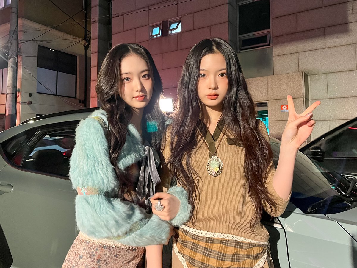 We_KiiiKiii's tweet photo. [📸]
251120 #시티팝카라이브

달리는 차 안, 야경 속에서 들려오는
I DO ME &amp; To Me From Me 🎤🌃🚗✨

#KiiiKiii #키키
#LEESOL #이솔 #KYA #키야
#IDoMe #KiiiKiii_IDoMe 
#DearX #ToMeFromMe https://t.co/1SoIgl01sF