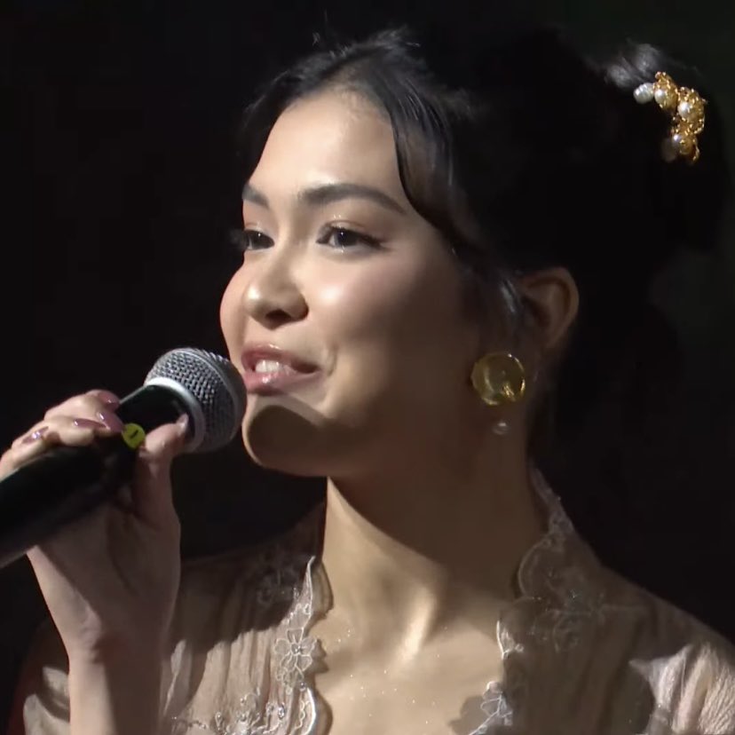 FilmIndoSource's tweet photo. Jasmine Nadya makes her FFI red carpet debut at Festival Film Indonesia 2025. #FFI2025 https://t.co/cQ8LrfE9VD