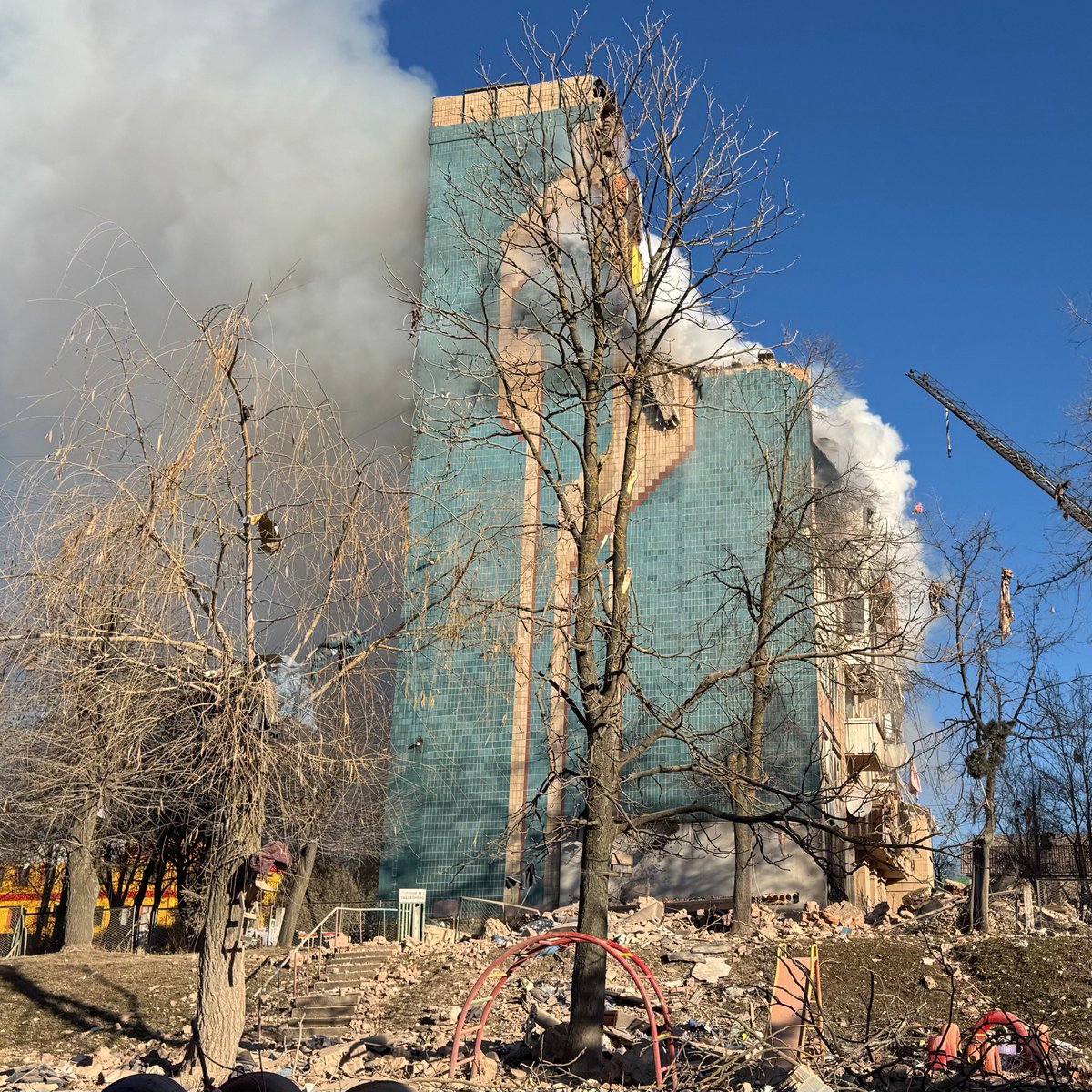 Yesterday's horrible rocket strike on a residential building in Ternopil 🇺🇦killed at least 25 people, incl 3 children, and injured more than 100.
Our partners <a href="/ROKADA_CF/">ROKADA, CHARITABLE FOUNDATION</a> &amp; <a href="/R2Protection/">Right to Protection</a> provided urgent support: legal aid, materials for quick home repairs, and basic aid items.