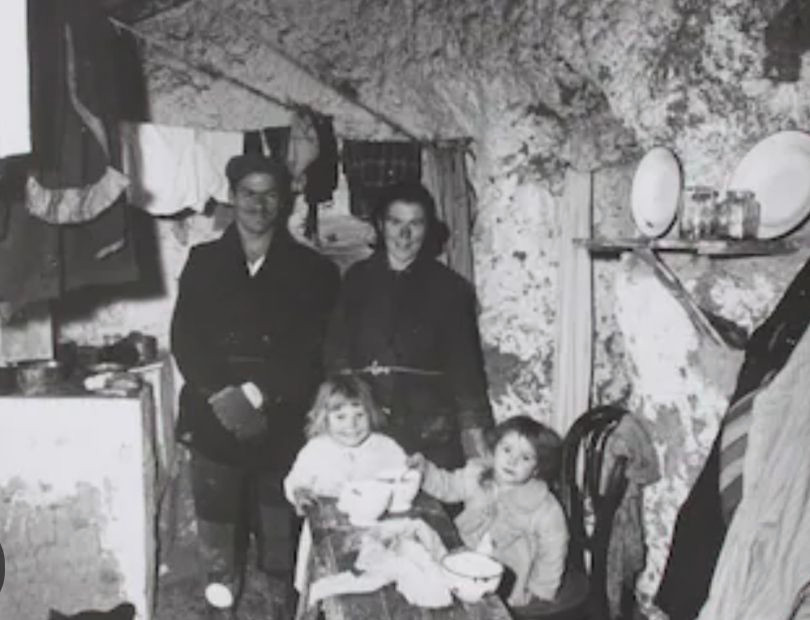 chabola del Cerro del Tío Pío de Vallecas (Madrid), año glorioso de 1957, bajo el cielo protector del Caudillo. De la serie con Franco vivíamos mejor