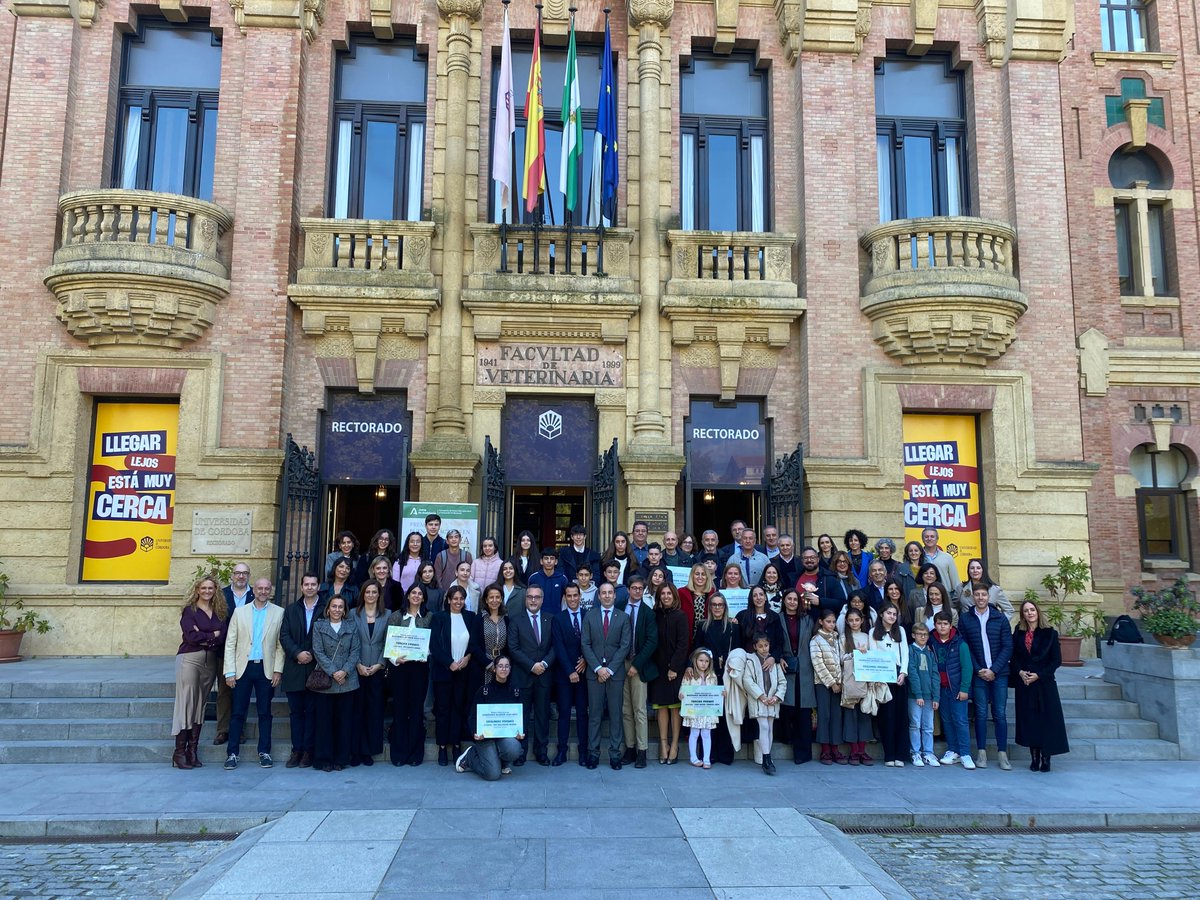 El DT de <a href="/EducaAnd/">Consejería Desarrollo Educativo y FP</a>, <a href="/Miguel_Briones_/">Miguel Briones</a>, ha estado presente en la entrega de los premios de Buenas Prácticas de Enseñanza #Bilingüe, en #Córdoba. Dos centros malagueños han recibido sendos galardones: <a href="/IESSalvadorRu/">IES Salvador Rueda</a> y CEIP María Teresa León, de San Pedro de Alcántara. ¡Enhorabuena!