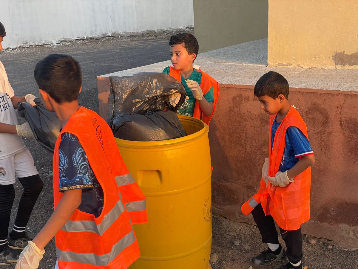 ضمن أنشطة الملتقى الشبابي الثالث الاجتماعية بحي الوادي نفذ أبناء مركز الحي فعالية( نظافة حيك دليل وعيك) حيث شارك الجميع في رفع بعض الأوراق والأكياس مشاركة وإحساسا  منهم بدورهم في نظافة الحي .