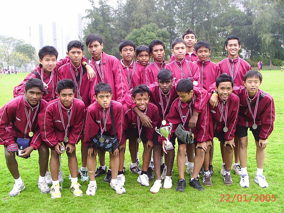 Photo from 2005. Singapore’s National Football Academy side in Hong Kong for an U-15 tournament.

20 years later, the boy in the bottom right of that photo made history for Singapore in Hong Kong as national coach.

His captain ? The boy on the bottom left.  Football….