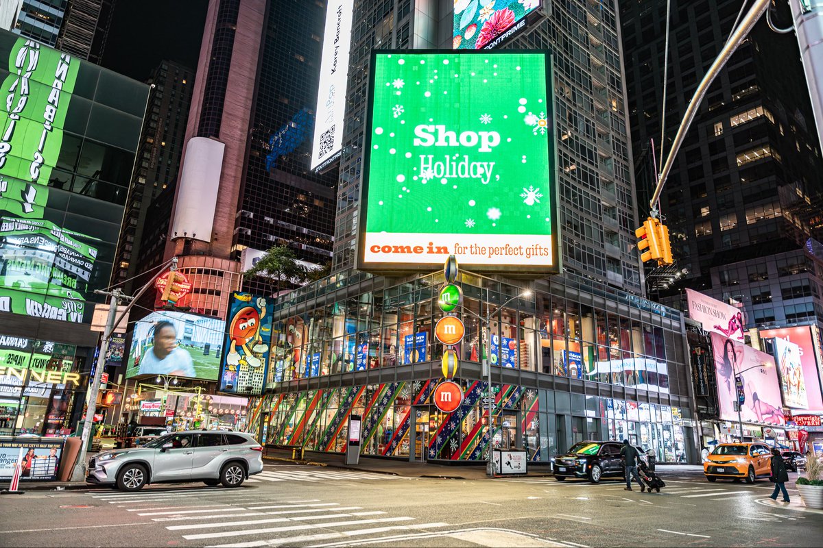 🎄The holiday decorations are already popping up all over NYC. Unfortunately I didn’t have time to take many photos. The Louis Vuitton building was stunning in person.

#nyc #holidays #christmas #xmas #visitnyc