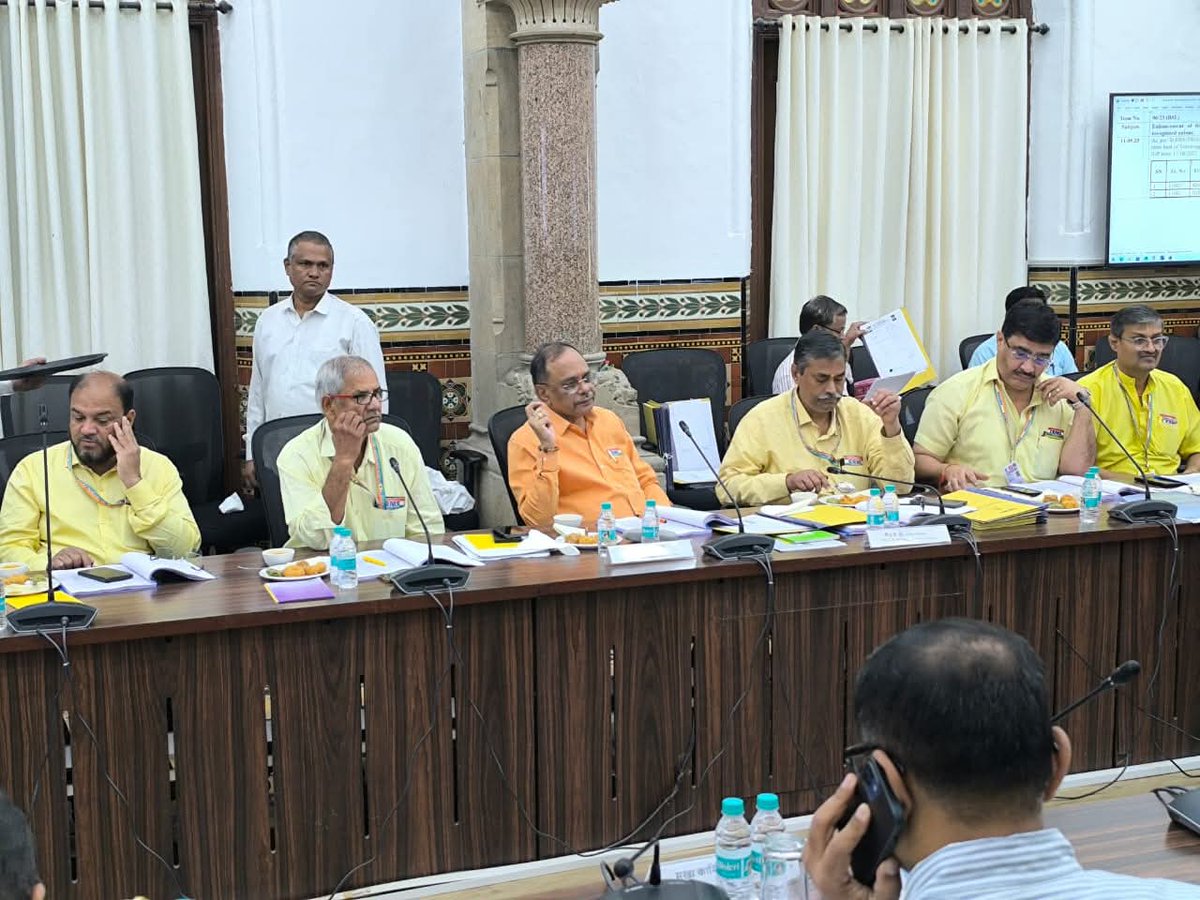 This is how Indian Railway functions. Just a week later, the trade union accused against whom the Railway Police have filed a complaint for stopping local trains at Mumbai CSMT which had led to mass inconvenience at every station &amp; subsequent deaths are greeting the new Central