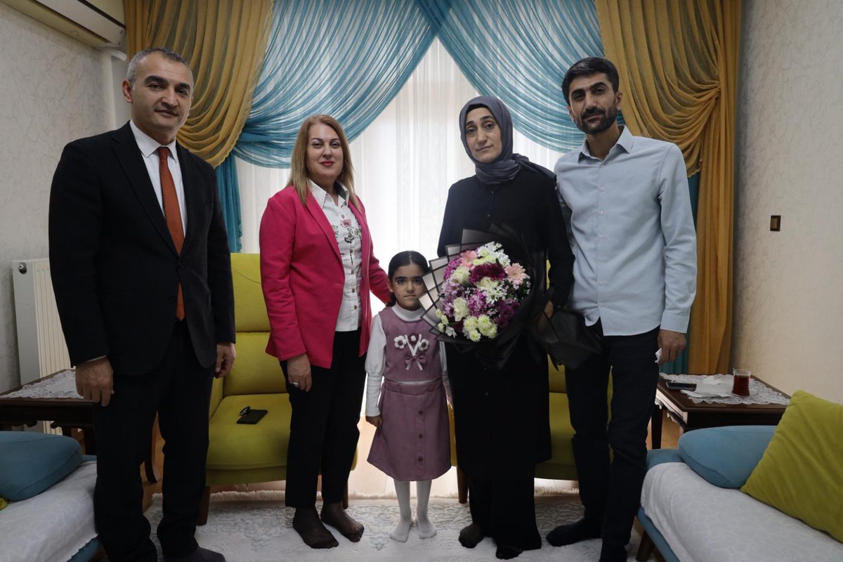 İl Millî Eğitim Müdür Yardımcımız Sn. Şirine Eronat, 24 Kasım Öğretmenler Günü münasebetiyle, ebediyete irtihal eden öğretmenimiz merhum Ezel Kaya’nın eşi Birgül Kaya’yı ziyaret ederek vefa ve şükran duygularını iletti.

Eğitime yaptığı değerli katkılarla iz bırakan merhum Ezel