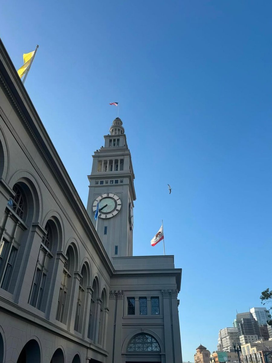 usebigkey's tweet image. 📍The city's clocks chime slowly, but time quietly makes the scenery even more enchanting. 🕊️✨