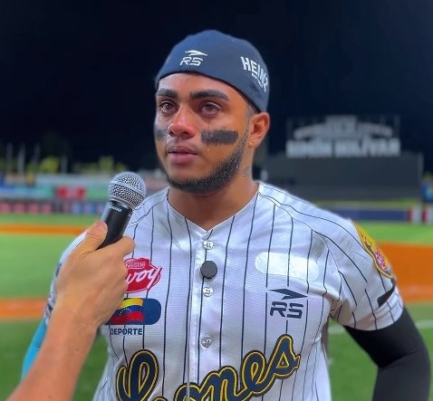 RepubCaraquista's tweet photo. Bonaci lideró y guió
#NotiTips del #NotiCueva 🦁
Quedó en 6 reveces la racha negativa
🔵Brainer Bonaci despachó un HR a la derecha y un HR a la zurda para que #Leones dejara en 6 las derrotas seguidas, ganar un juego balsámico para el emperador y ganarle a #Tiburones de 9 carreras por 4
🟠Todas sus piezas encajaron y casi perfecto: la ofensiva despertó, la defensa jugó impecable, el pitcheo relevo hizo el trabajo, pero Jesús Vargas no salió del todo bien.
⚫️En rueda de prensa postpartido Brainer lanzó esta perla: “La camisa me duele. Pero tuve un compañero que me apoyó y me alentó. Tengo orgullo y convicción”
⚪️Brainer Bonaci, que está adueñado de la titularidad en el SS, a pesar de la profundidad hay en el cuadro interior, también reveló que hubo una reunión antes del juego (que adelantamos aquí) y que eso fue clave: “Vinimos con una mentalidad distinta, salimos a darlo todo. Tuvimos una reunión en la que no se habló de lo deportivo”, declaró a ByM Sport.
🔵Aquí, en esta temporada, #NoSeHablaMalDeBonaci. Ese pana se pierde de vista, tanto así que ya lleva 6 HR en lo poquito que puede jugar en la rotación del IF. Dejen quieto al muchacho.
🟠Las 4 carreras de los Tiburcios son de Jesús Vargas, al que sólo le faltó un out para completar 5.0 innings.
⚫️Camacho, Flores, R. Rodriguez, Vizcaya y Gudiño, lanzaron no hit no run en 4 entradas y un tercio. No lanzaron juego perfecto porque Camacho dio boleto.
⚪️El triunfo fue para Junior Flores (2-2), tercer lanzador que desfiló por el montículo del Caracas, mientras que la derrota se le cargó al dominicano Luis Peña, abridor por La Guaira.
🔵Anthony Vizcaya desde que llegó tiene 6 juegos, 6 entradas, 5 hits, 1 carrera limpia, 5 ponches. 0.83 de whip, 1.50 de efectividad. Hehehehe... #Detalles
🟠Jhonny Pereda conectó un soberbio jonrón por el jardín central y terminó con 3 empujadas
⚫️Lenyn Sosa elevó a tres sus vuelacercas en la campaña 14 hits, 9 de ellos extrabases (4 jonrones y 5 dobles) conectó la ofensiva de #Leones
⚪️El único que no conectó hit fue Oswaldo Arcia, no ha logrado levantar. Se fue de 4-0 como 9no bate y tiene un AVG 192. Mala temporada para él. Hay que relegarlo a bateador emergente
🔵Los lanzadores de Leones llegaron a este juego con una efectividad colectiva de 8.80, la más abultada del circuito
🟠El imparable del segundo episodio fue el primer sencillo de Leandro Cedeño entre los 11 hits que ha conectado en esta campaña.
⚫️José Mujica hizo su primera práctica de bateo en vivo. El coach de pitcheo, Mike Álvarez, declaró al respecto al circuito radial: “Ha hecho un esfuerzo increíble para recuperarse y lució muy bien. No hemos definido el plan con él, pero me gustaría que haga tal vez dos live BP más”
⚪️8.757 boletos vendidos se reportó este miércoles
🔵3 horas y 15 minutos duró el partido
🟠Los Leones se quedarán varios días en casa, y este jueves recibirán la visita de las Águilas del Zulia. Está anunciado como abridor Wilmer Font, que hará su segunda presentación de esta zafra.
⚫️Se calmaron un poco las aguas, pero el monstro de 2 cabezas que es el caraquismo sigue en pie contra el manager. Aunque se ganó y bien, muchos no están conformes con eso.
⚪️Seguimos durmiendo tranquilos con el corazón limpio
#RepubliCaraquista 🦁 el que te explica el juego