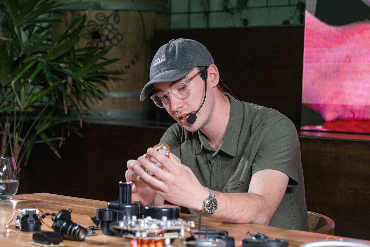 world_latam_'s tweet image. Ayer, en Buenos Aires, invitamos a curiosos y entusiastas de la tecnología a mirar dentro del Orb. Vimos cómo cada componente responde a un principio: transparencia y privacidad por diseño.