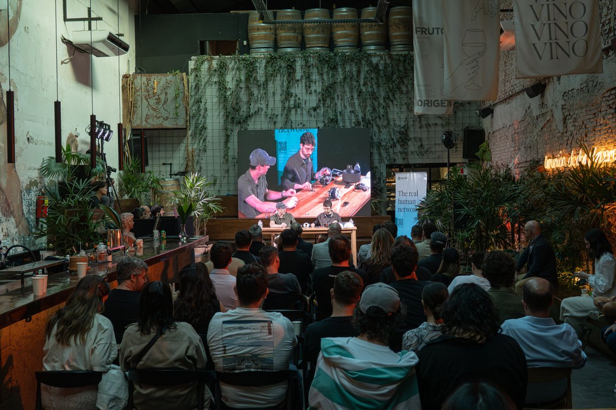 world_latam_'s tweet image. Ayer, en Buenos Aires, invitamos a curiosos y entusiastas de la tecnología a mirar dentro del Orb. Vimos cómo cada componente responde a un principio: transparencia y privacidad por diseño.