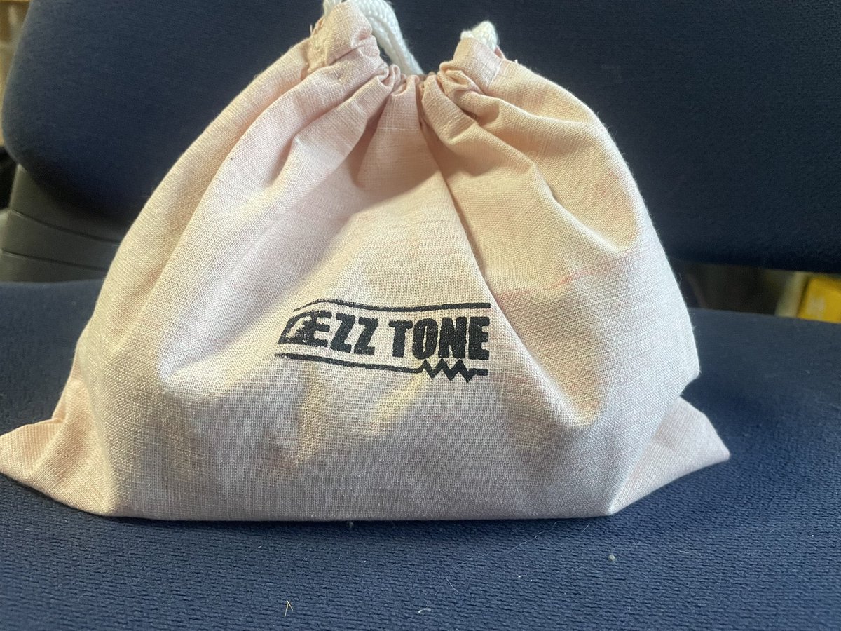 シルクスクリーンでロゴを印字した生地で巾着を作ってみました。
そしてエフェクターを入れて納品してみました。
案外喜んでもらえました。