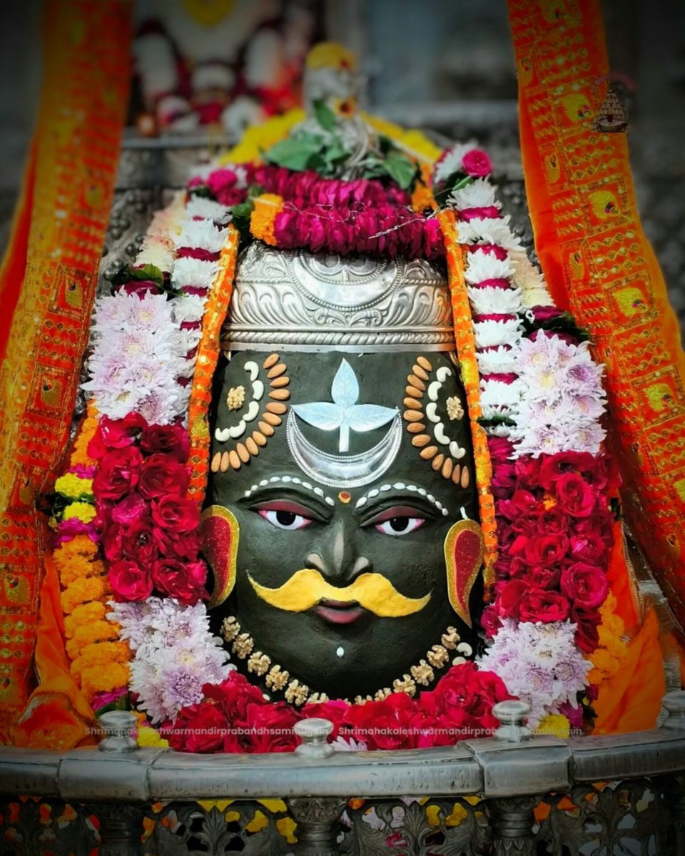 ॐ श्री महाकालेश्वराय नम: 📿
दिनांक 20 नवंबर 2025 (गुरूवार) का ज्योतिर्लिंग भगवान श्री महाकालेश्वर जी का संध्या काल आरती श्रृंगार दर्शन।।
#shrimahakaleshwarujjain 
#mahakal_creation11🌍
┈┉┅━❀꧁ω❍ω꧂❀━┅┉┈