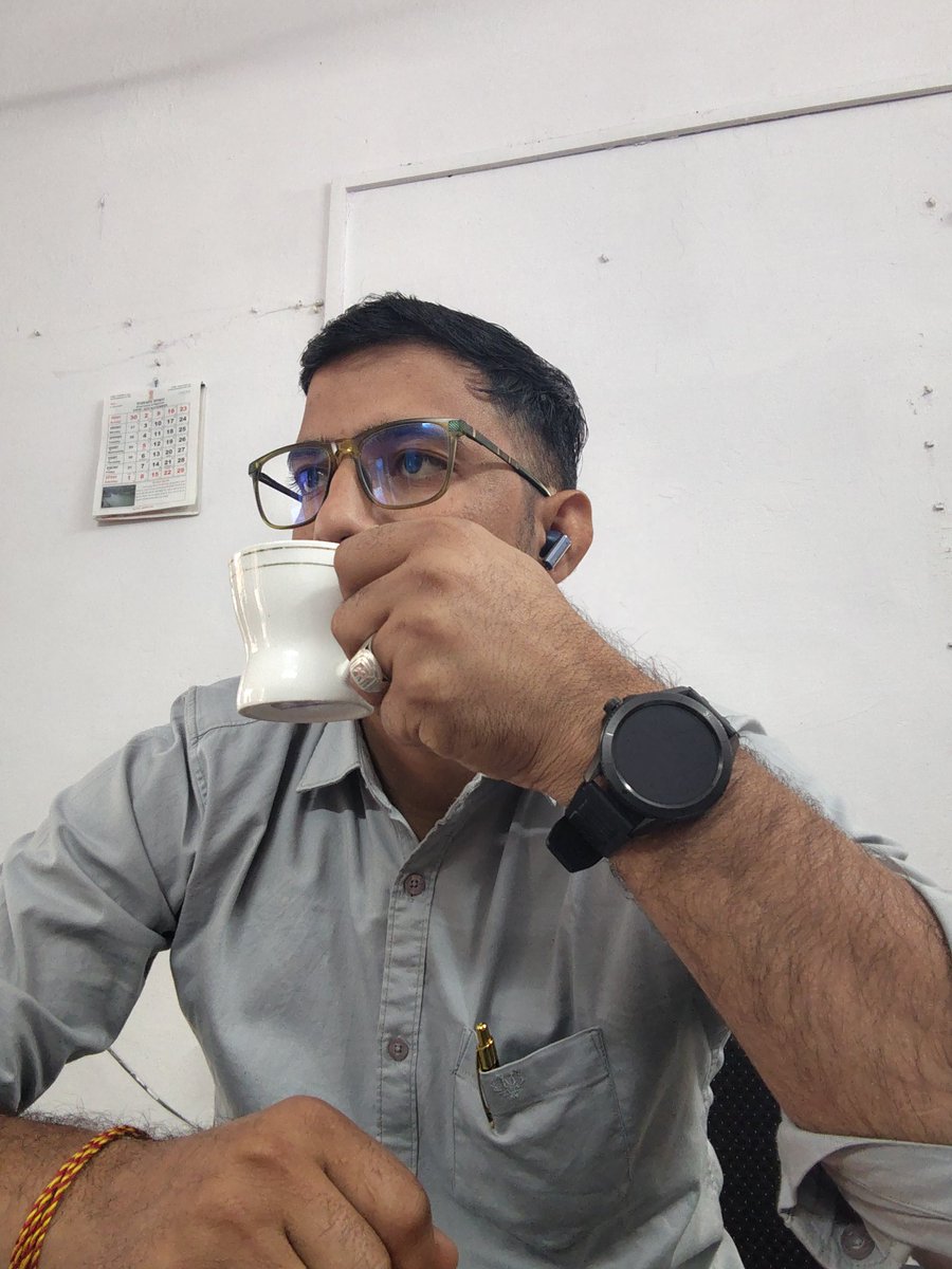 सुकून की चुस्की, काम का फ़ोकस ☕💼”
Morning motivation: एक कप चाय और साफ़ सोच।
“कड़क चाय और क्लियर विज़न—बस यही चाहिए।”
@........