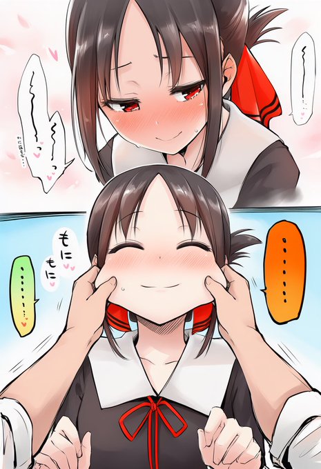 頬を引っ張られるかぐや様 