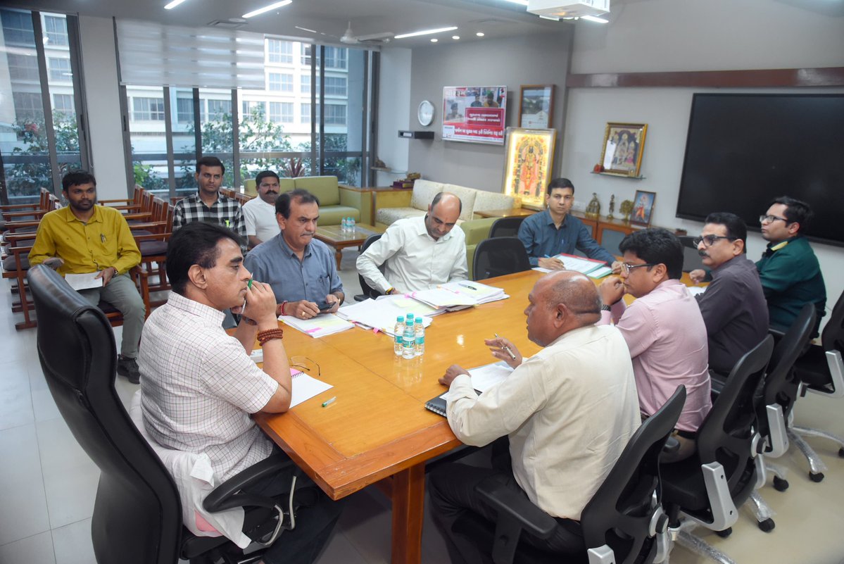 prafulpbjp's tweet image. 🩺 “સ્વસ્થ ગુજરાત માટે સંકલ્પબદ્ધ”

આજરોજ સ્વર્ણિમ સંકુલ–2, ગાંધીનગર ખાતે આરોગ્ય વિભાગના અધિકારીશ્રીઓ સાથે સમીક્ષા બેઠક યોજી.

જન આરોગ્યની સુરક્ષા અને ગુણવત્તાસભર સારવાર એ આરોગ્ય વિભાગના પ્રથમ ધ્યેય સાથે રાજ્યના આરોગ્ય તંત્રને વધુ સશક્ત બનાવવા માટે જરૂરી માર્ગદર્શન આપ્યું.