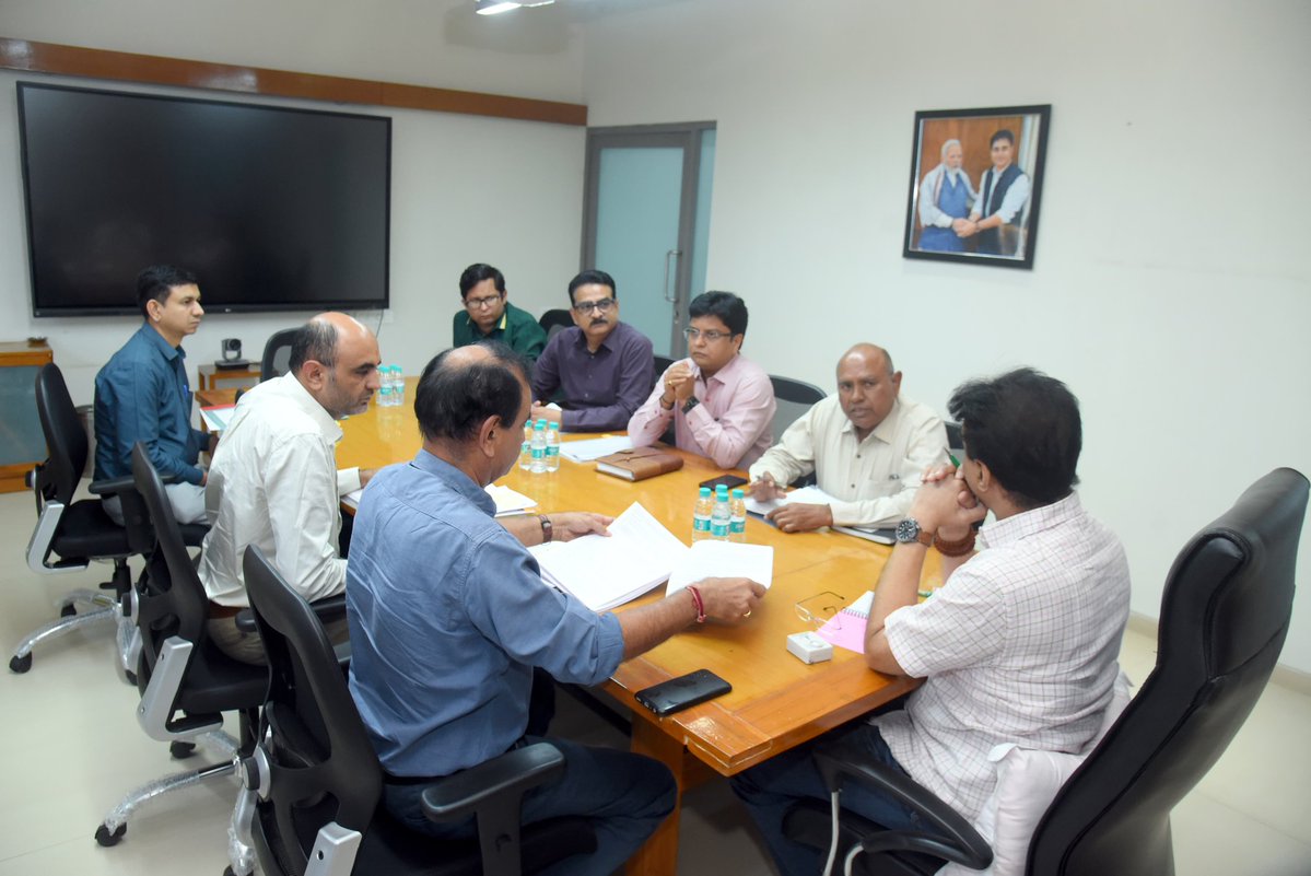 prafulpbjp's tweet image. 🩺 “સ્વસ્થ ગુજરાત માટે સંકલ્પબદ્ધ”

આજરોજ સ્વર્ણિમ સંકુલ–2, ગાંધીનગર ખાતે આરોગ્ય વિભાગના અધિકારીશ્રીઓ સાથે સમીક્ષા બેઠક યોજી.

જન આરોગ્યની સુરક્ષા અને ગુણવત્તાસભર સારવાર એ આરોગ્ય વિભાગના પ્રથમ ધ્યેય સાથે રાજ્યના આરોગ્ય તંત્રને વધુ સશક્ત બનાવવા માટે જરૂરી માર્ગદર્શન આપ્યું.