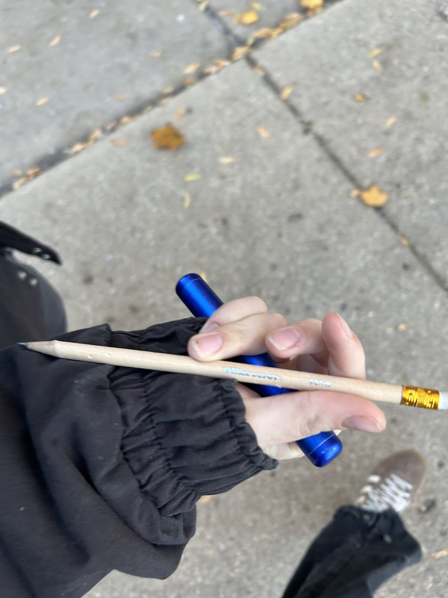 trashndgarbage's tweet image. “Woah that’s a good pencil” -Virginia