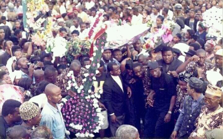 TheCameroonianZ's tweet photo. Hommage à Kotto Bass, légende de la musique Camerounaise #Makossa.
29 ans déjà … 🕊🕊🕊
#Cameroon 🇨🇲 https://t.co/UvPZhCEHq5