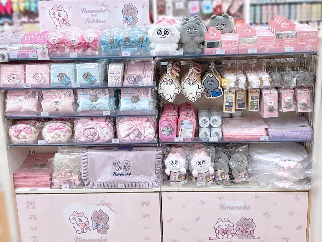 h_kiddyland's tweet image. 🐱2F #ンめねこ 🎀

いよいよ11月21日(金)より💞
『ンめねこビックリボンフェア』開催いたします🎶

パステルな色合いとリボンでおめかししたふたりのアイテムが盛りだくさん🎀

税込2,200円以上お買い上げで『スペシャルポストカード(全3種)』を最大3枚プレゼント🎁✨

ぜひチェックしてください🐱