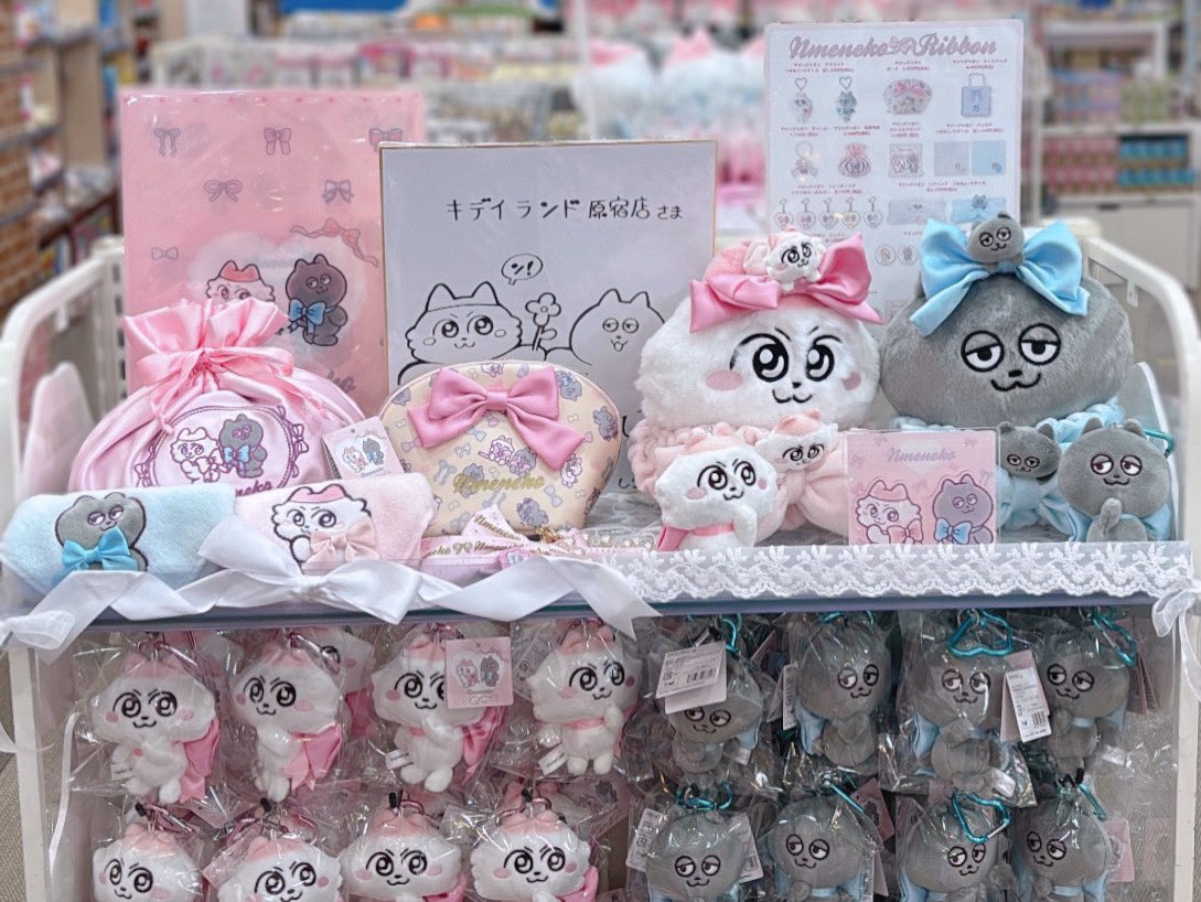 h_kiddyland's tweet image. 🐱2F #ンめねこ 🎀

いよいよ11月21日(金)より💞
『ンめねこビックリボンフェア』開催いたします🎶

パステルな色合いとリボンでおめかししたふたりのアイテムが盛りだくさん🎀

税込2,200円以上お買い上げで『スペシャルポストカード(全3種)』を最大3枚プレゼント🎁✨

ぜひチェックしてください🐱